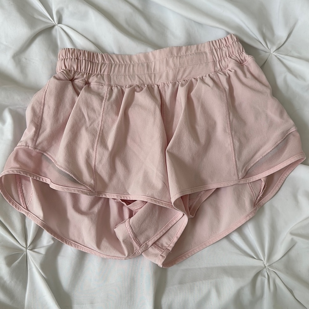 Lululemon hotty hot shorts size 2 in strawberry milkshake 2.5 in inseam